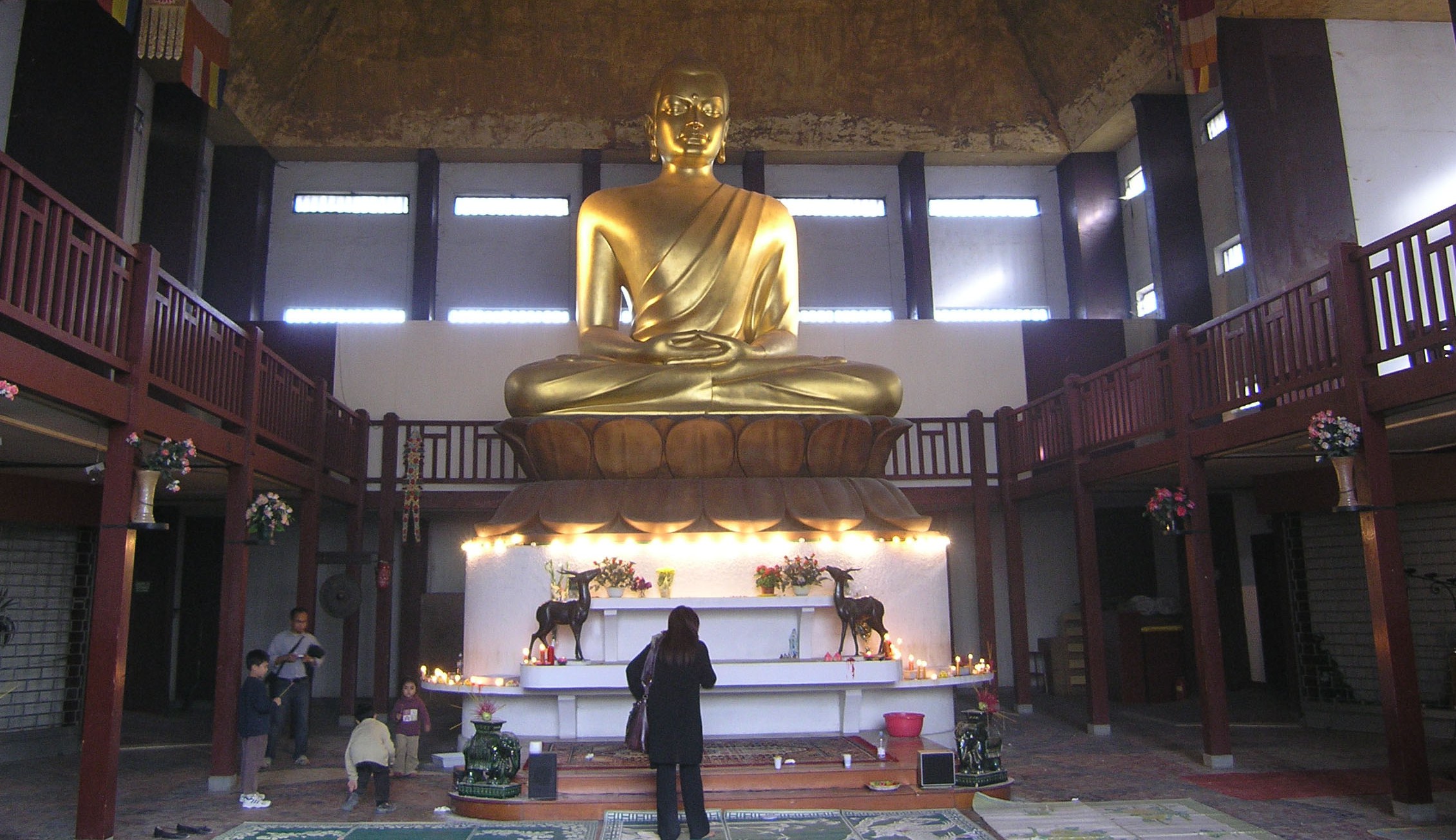 O Buda de nove metros de altura é a principal atração no templo budista. Foto: wikimedia.org