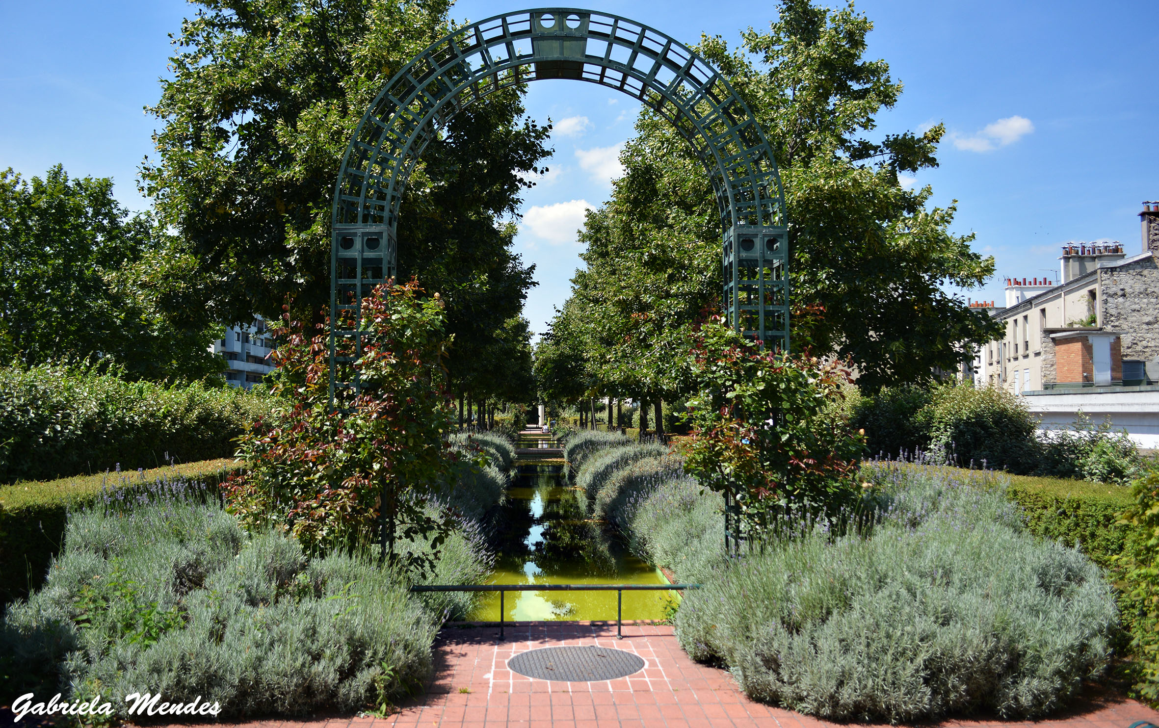 Uma parte da Promenade Plantée: flores, área verde e ar puro em meio à urbanização parisiense.