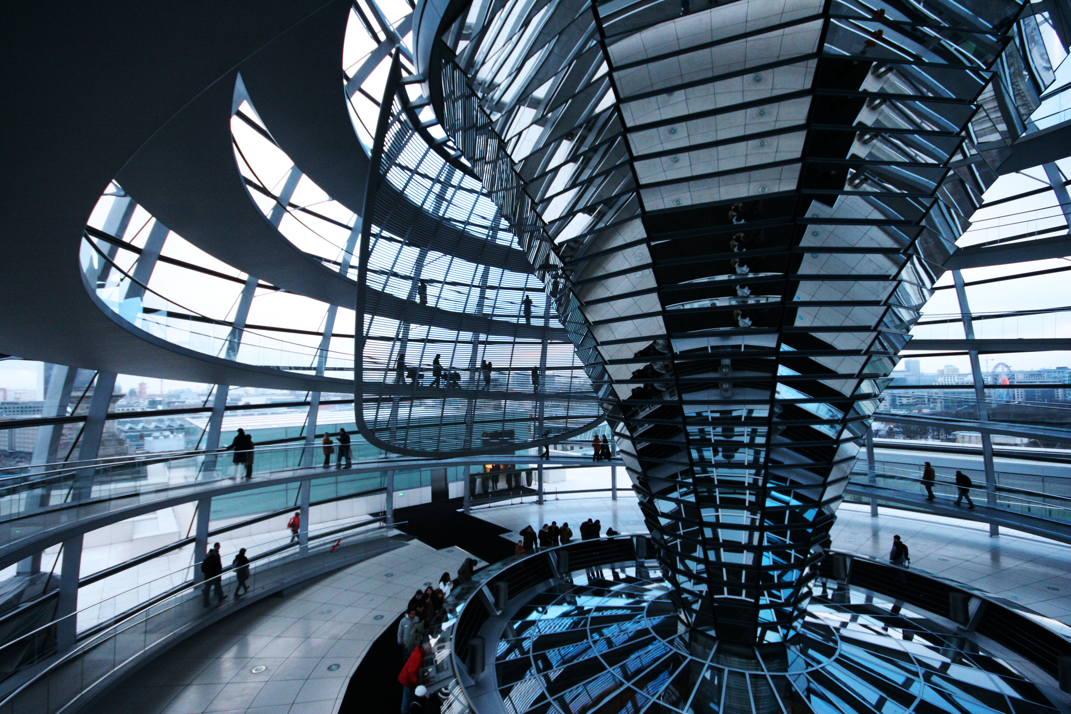 A linda cúpula do Parlamento Alemão. Em torno da espiral de vidro é possível conhecer um pouco da história do local. Foto: Creative Commons/Francesca Guadagnini/Flickr